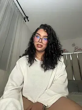 Stripchat Live Sex Cam of Samantha_Bernardo