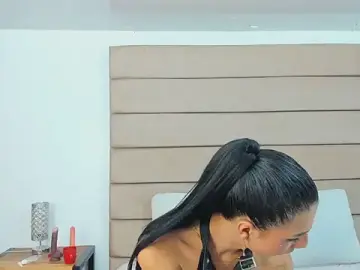 Stripchat Live Sex Cam of laurenn_moore